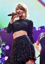 Taylor Swift var bare 14 år, da hun flyttede til Nashville for at blive country-stjerne. Hun var 17 år og den den yngste nogensinde, der både havde skrevet og indspillet en sang, der gik til tops på countryhitlisten i USA med ’Our Song’. 