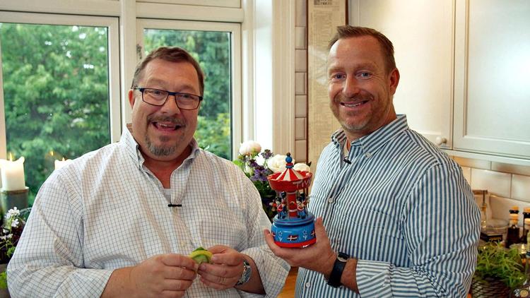 Brødrene Price eksperimenterer med smørrebrød og lader resultaterne vurdere af smørrebrødsjomfruer. 