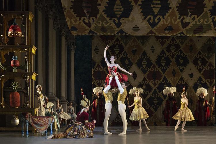Det er J’aime Crandalls virtuose Raymonda, der troner som ballettens aristokratiske midtpunkt, men det er hendes sanseemmende mauriske tilbeder Jón Axel Fransson, der stjæler billedet. 