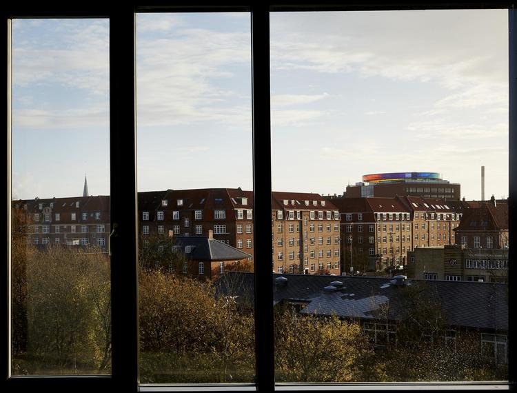 Mange vurderer seværdigheder højt, når de skal gøre en udsigt op, og på Pil Brix Purups arbejdsplads har man lounge med udsigt til regnbuen på ARoS i Aarhus. 