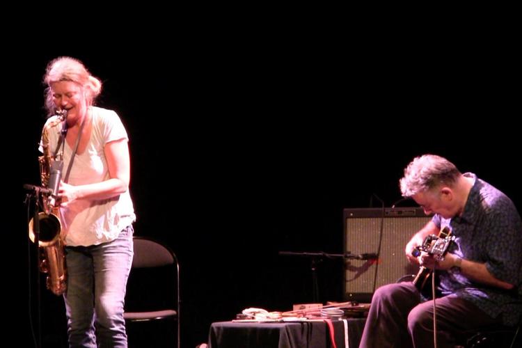 Den danske saxofonist Lotte Anker og den engelske guitarist Fred Frith udforsker det tomme rum med musikken som ekkolod. 