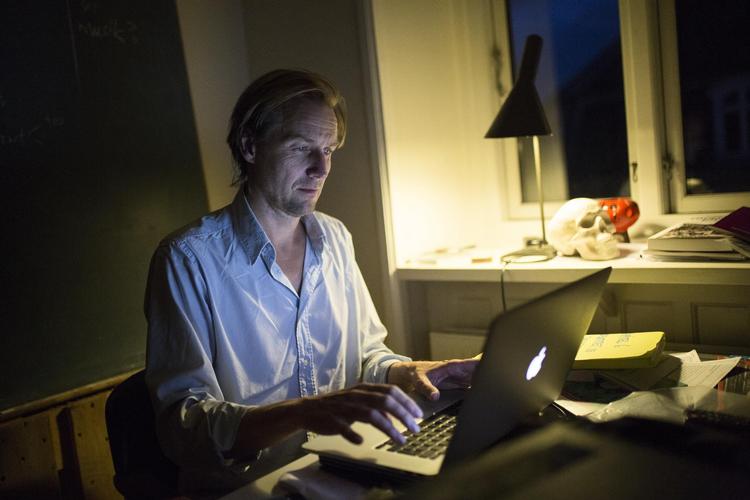 »Jeg sidder lige nu i en kælder i Danmark og skriver. Det er lidt trist. Familien kommer først i morgen«, skriver den premiere-aktuelle instruktør Max Kestner bl.a. i sine mails til Politikens Dorte Hygum Sørensen.  