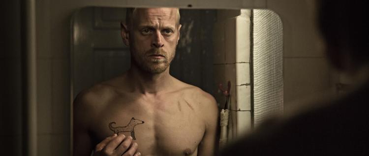 Carsten Bjørnlund spiller i sci-fi-filmen 'Qeda' en agent, der kan rejse tilbage i tiden, for at redde København. 