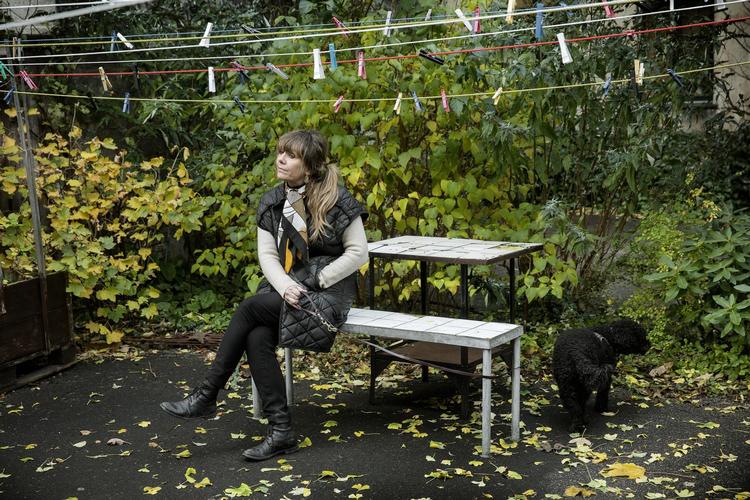 Line Knutzon har en hjemmestrikket teori om, at alle mennesker bærer en bestemt alder mellem 0 og 19 med sig gennem hele livet. Hendes far er for eksempel 2 år, siger hun, hendes mor er 11. Selv er hun 12: »Man stod lige og legede. Med alle sine klistermærker. Og så kom realiteterne. Livet. Alt det dystre, store. Lige dér står jeg nok og vipper«. 