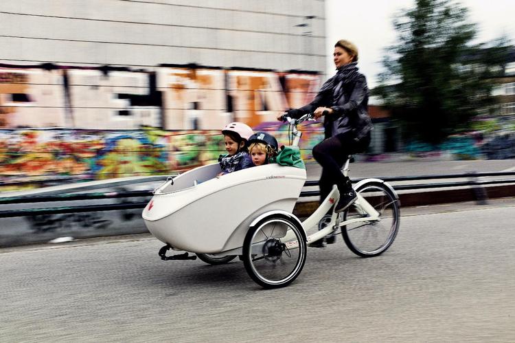 Vi kan tilsyneladende ikke få nok af cykler i Danmark, og Thomas Dickson har da også afsat adskillige sider i sin bog om cykler. Her er det den nyeste udgave af ladcyklen TrioBike. 