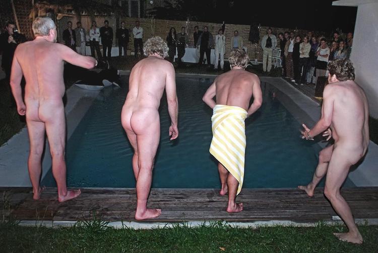 I årevis har offentligheden kendt til et tvivlsomt arbejdsmiljø på Zentropa, og journalisterne har leget med. Nu ruller lavinen, men hvorfor først nu? Her et foto fra Cannes i 2001, hvor Peter Aalbæk (tv.) udlovede et interview med Nicole Kidman til den filmskribent, der svømmede hurtigst. 