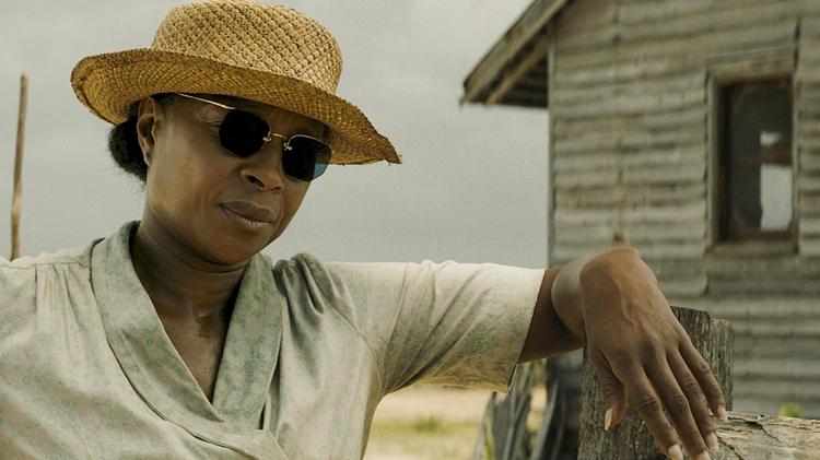 Mary J. Blige leverer som Jackson-familiens mor en »præstation, der vil ændre og ophøje r'n’b-sangerens karriere som skuespiller«, skriver Variety. 