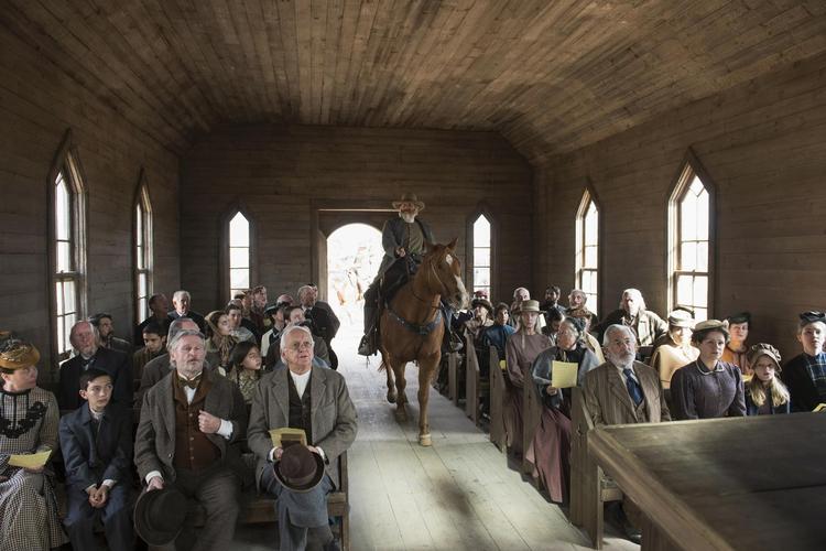 Når Frank Griffin ankommer til en by, følger helvede med ham. Her rider han ind i en kirke, mens menigheden synger 'Nearer, My God, to Thee'. 