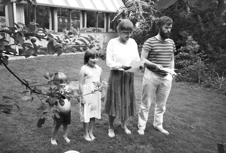 I 1985, da forfatteren Tove Fleischers far fylder 65, bruger familien anledningen til at søge udrejse-tilladelse for manden, Holm Fleischer, så alle kan komme med til Danmark. 