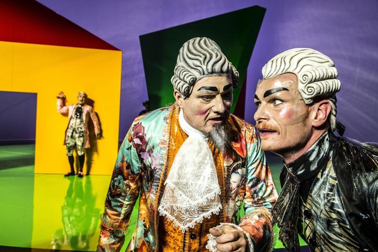 Fascinerende ser de porcelænsagtige ’Maskerade’-figurer ud, men det kræver skuespillere som Jens Jørn Spottag og Peter Plaugborg at trænge igennem facaden. 