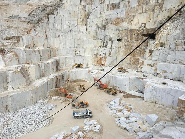 I løbet af de sidste 20 år er der forsvundet mere marmor fra De Apuanske Alper end i de foregående 2.000 år. 