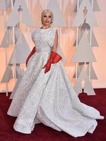 En Alaïa-kjole kunne være glamourøs og skabt til den røde løber som her i 2015, hvor Lady Gaga er fotograferet ved årets oscarfest. Jordan Strauss/Invision/AP
