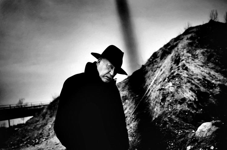 I bogen om Ingolf Gabold er der fokus på ham som menneske og mindre på det drama, der gennem årtier har fulgt i kølvandet på hans job på DR og som underviser på Statens Teaterskole. 