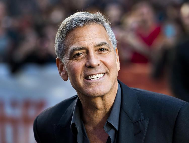 Skuespilleren George Clooney træder ofte frem på skærmen, hvor han ser superpæn ud og drikker kapselkaffe. 