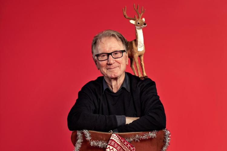 Finn Nielsen er 80 år og skuespiller. Han har medvirket i et hav af teaterstykker, revyer, tv-serier og film og er bl.a. kendt for at spille med i 'Matador', 'Strømer', 'Mig og Charly', 'Kærlighedens smerte', 'Det forsømte forår' og 'Lille soldat'. Sidstnævnte sikrede ham en bodilnominering. Finn har også spillet med i julekalenderne 'Jul på slottet' og 'Nissebanden på Grønland'. Nu turnerer han med Folketeatret og arbejder på en revycabaret: 'Showtime - nu med læsebriller', som er klar til sommer. 