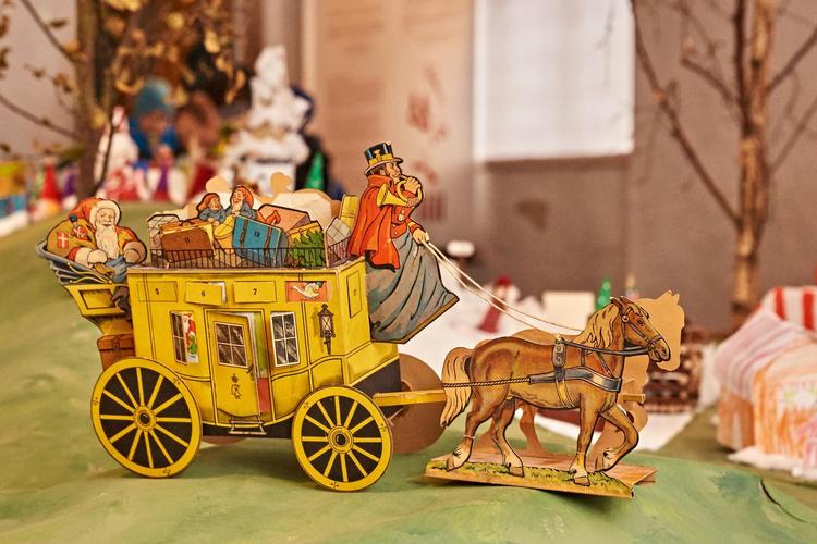 Lågekalenderen i 3D er fra 1943. Den kan ses i Den Gamle By i Aarhus, som har julepyntet historiske huse, så man frem til 30. december kan opleve, hvordan julen har set ud de seneste 400 år. 