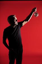 62-årige Jens Andersen er forfatter, litteraturforsker og foredragsholder. Han er især kendt for at stå bag en række biografier om blandt andre Tove Ditlevsen, Tom Kristensen, H.C. Andersen, Astrid Lindgren, fodboldspilleren Frank Arnesen og dronning Margrethe II. Hans nyeste bog, ’Under bjælken – Et portræt af Kronprins Frederik’, er udkommet i denne måned. Jens er uddannet cand.phil. i dansk og ph.d. i nordisk filologi og er tidligere litteraturkritiker og -redaktør på Berlingske. 