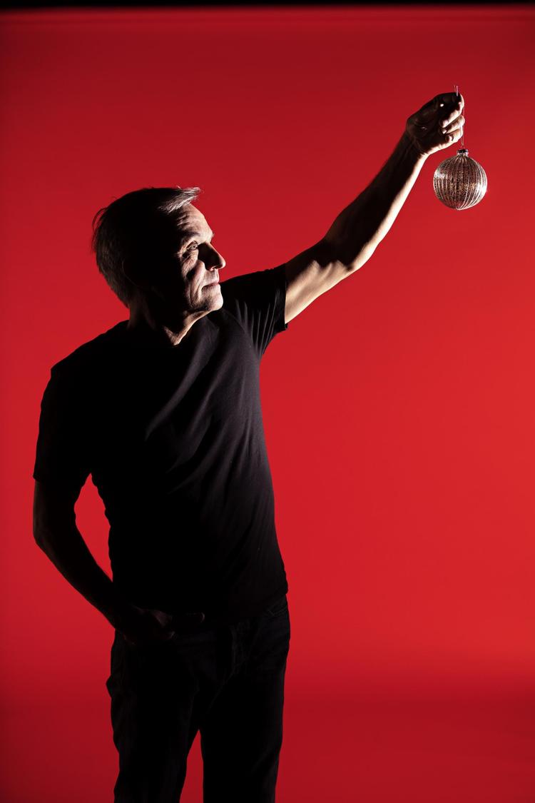 62-årige Jens Andersen er forfatter, litteraturforsker og foredragsholder. Han er især kendt for at stå bag en række biografier om blandt andre Tove Ditlevsen, Tom Kristensen, H.C. Andersen, Astrid Lindgren, fodboldspilleren Frank Arnesen og dronning Margrethe II. Hans nyeste bog, ’Under bjælken – Et portræt af Kronprins Frederik’, er udkommet i denne måned. Jens er uddannet cand.phil. i dansk og ph.d. i nordisk filologi og er tidligere litteraturkritiker og -redaktør på Berlingske. 