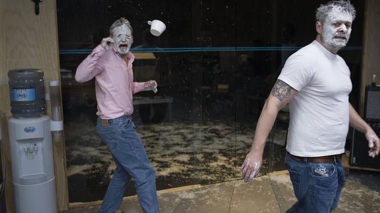 I Julie Maj Jakobsens stykke ’Aftenlandet’, iscenesat af Tue Biering, veksler skuespillerne smidigt mellem at spille flere forskellige karakterer, her Jakob Hannibal og Lars Topp Thomsen. 