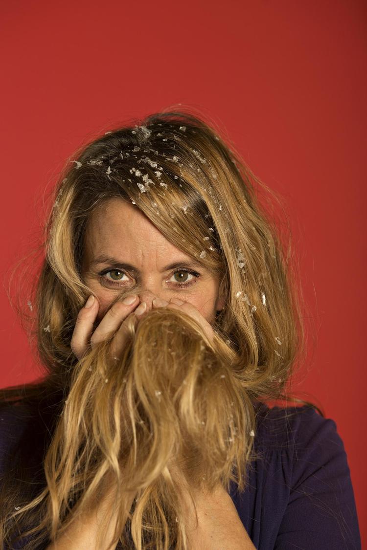 47-årig skuespiller og danser, kendt fra en række film og tv-serier såsom ’Festen’, ’Nynne’, ’Nikolaj og Julie’ og ’Klassefesten 3’. Hun har senest medvirket i ’Den skaldede sangerinde’ på Teatret ved Sorte Hest og turnerer jævnligt med Meridiano Teatret. Hun bor med sin datter på Frederiksberg. 