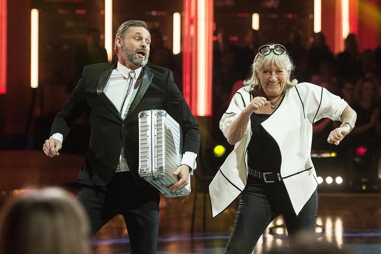 Britt Bendixen med to sæt briller og humøret i top. Her som dommer i ’Vild med dans’. 