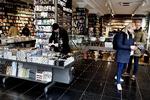 Julen er højsæson for boghandlerne. Forlagene håber, at de store titler kan indhente lidt af salget i den kommende måned. 