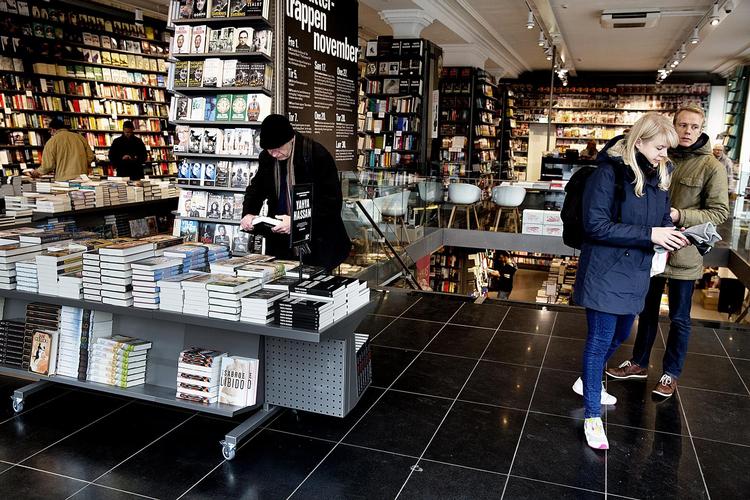 Julen er højsæson for boghandlerne. Forlagene håber, at de store titler kan indhente lidt af salget i den kommende måned. 