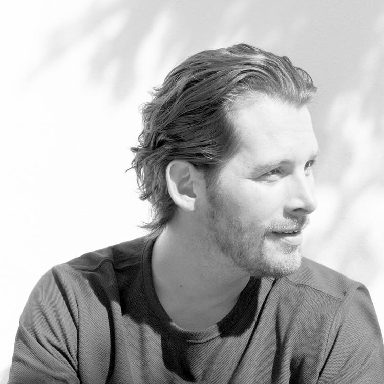 Rasmus Seebach udkommer med albummet 'Livet før vi mødte dig', som er et familiealbum dedikeret til hans søn.  