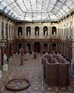 Per Kirkebys murstensskulpturer er flyttet fra det udendørs rum og ind på Quai Malaquais under École nationale supérieure des beaux-arts i Paris, hvor de står til 22. december. 
