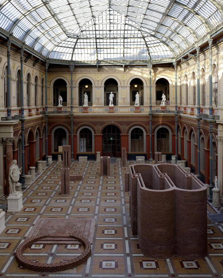 Per Kirkebys murstensskulpturer er flyttet fra det udendørs rum og ind på Quai Malaquais under École nationale supérieure des beaux-arts i Paris, hvor de står til 22. december. 