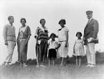 Thomas Mann (længst th.) med sin familie i 1924 på den nordøsttyske ø Hiddensee. Fra venstre ses pseudotvillingerne Klaus og Erika, Thomas Manns kone, Katia, samt børnene Michael, Monika og Elisabeth. 