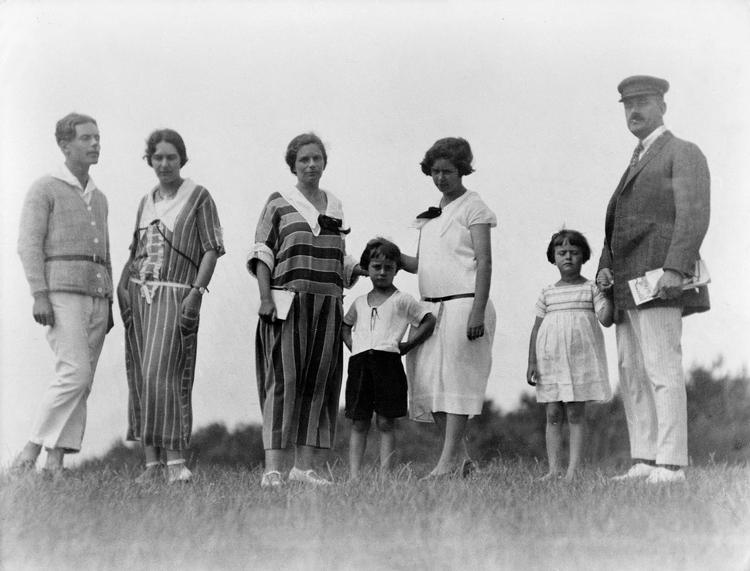 Thomas Mann (længst th.) med sin familie i 1924 på den nordøsttyske ø Hiddensee. Fra venstre ses pseudotvillingerne Klaus og Erika, Thomas Manns kone, Katia, samt børnene Michael, Monika og Elisabeth. 