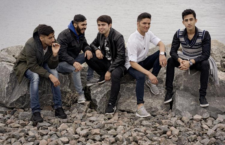 De unge mænd i ’Rodløs’, Jacob, Hadji, Ali, Aref og Anas, er alle flygtet til Danmark, hvor de håber at skabe sig en fremtid. 