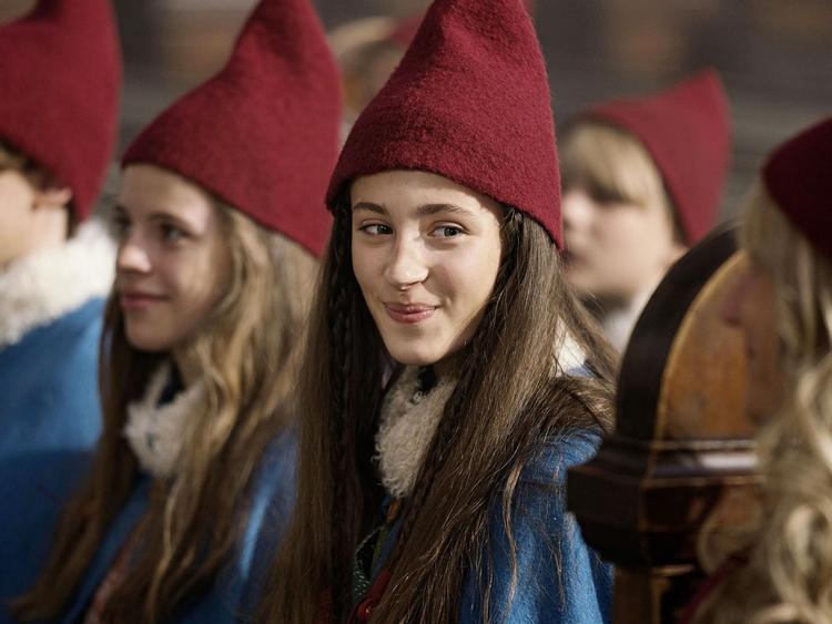 Tinka, spillet af Josephine Chavarria Højbjerg, er nissepigen, der farer vild i menneskenes verden, og dermed er juleeventyret i 24 afsnit begyndt på TV2.  