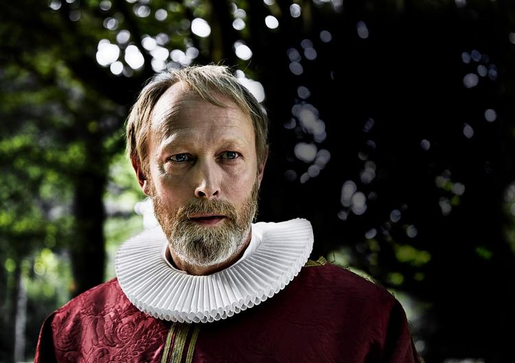 Modvilligt fejrer Johannes og hans provsti Helligånden udendørs. Prægtigt ser det ud, men galt går det også. 