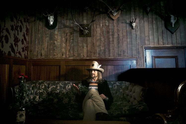 »Lydene er Karl Blaus måde at udtrykke the blues på. Bekymring over verdens tilstand og forundring over dens skønhed går hånd i hånd i hans tekster og musik.« 