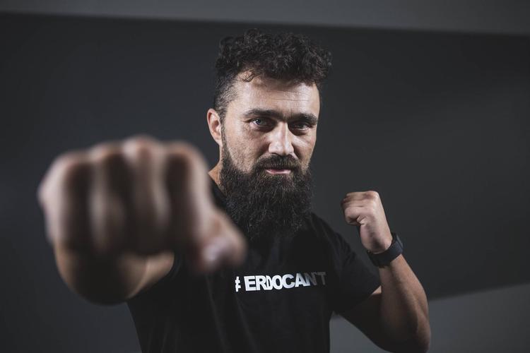 Den tysk-tyrkiske rapper og bokser Ünsal Arik nægter at tage til Tyrkiet, hvor han er anklaget for at opponere mod regimet i Ankara. 