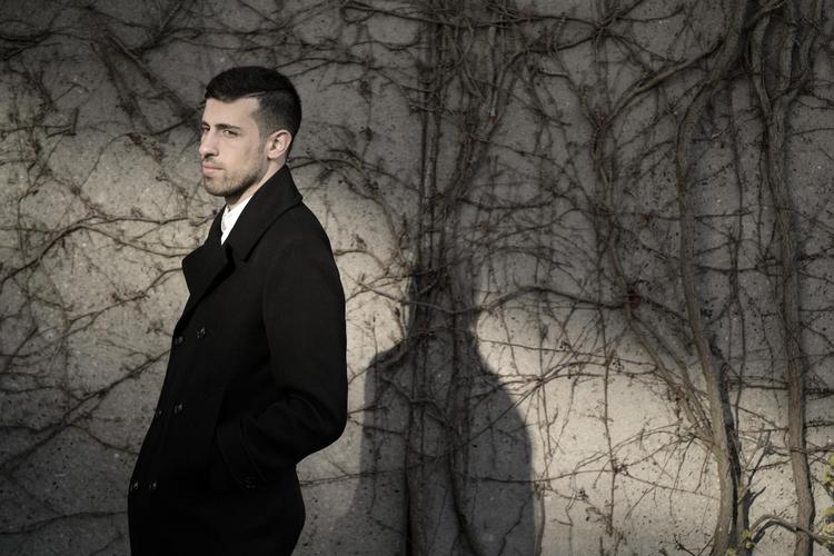 Realisme. Først nu er den hvide, heteroseksuelle middelklasse ikke længere helt dominerende i amerikanske young adult-bøger. 27-årige Adam Silvera skriver i sin nye roman ’De dør begge til sidst’ om homoseksualitet og død. 