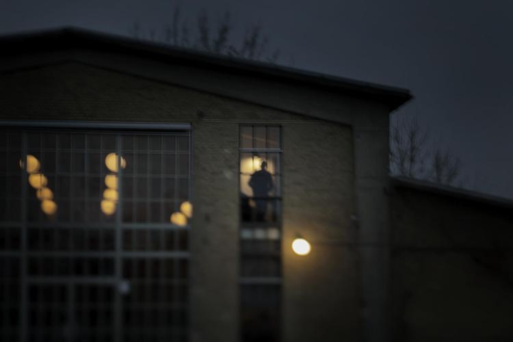 Problemer med psykisk arbejdsmiljø er tit meget skjulte, siger forsker i arbejdsliv Janne Gleerup. »Folk vænner sig til det og accepterer, at sådan er lugten i bageriet, ’måske er det bare mig, der er for sippet’«, siger hun. 