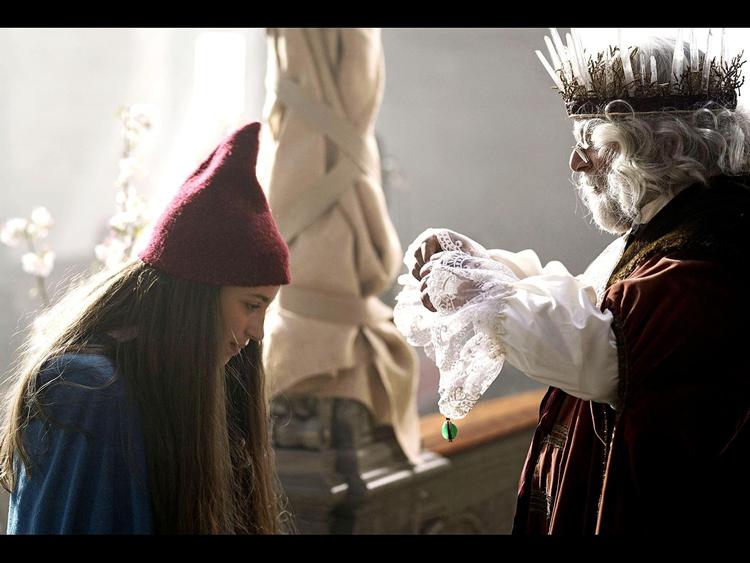 Livet bliver med ét slag et andet for nissen Tinka (Josephine Chavarria Højbjerg), da hun skal have sin amulet af kong Gobbe (Lars Knutzon).  