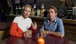 Madmagasinets værter, Tina Müller og Adam Aamann, i gin og tonic-land, et sted, Tina Müller normalt undgår. En G&T med kanel og pære finder nåde. 