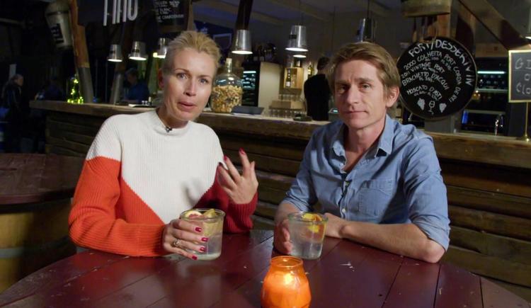 Madmagasinets værter, Tina Müller og Adam Aamann, i gin og tonic-land, et sted, Tina Müller normalt undgår. En G&T med kanel og pære finder nåde. 