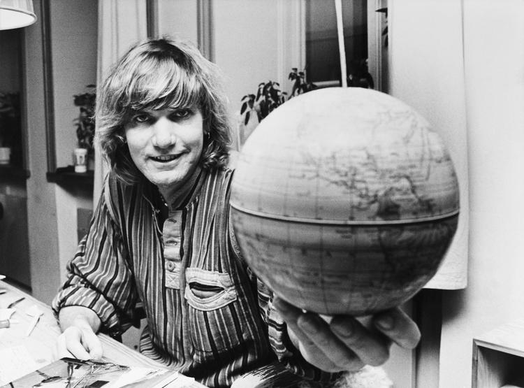  Ni år efter sin debutbog, ’Kærligheden, kildevandet ... og det blå ocean’, var Troels Kløvedal i 1987 selve ansigtet på drømmen om det frie liv på alverdens have. Men selv tror han, at han kunne være blevet lige så lykkelig med et andet liv.   Jørgen Sperling