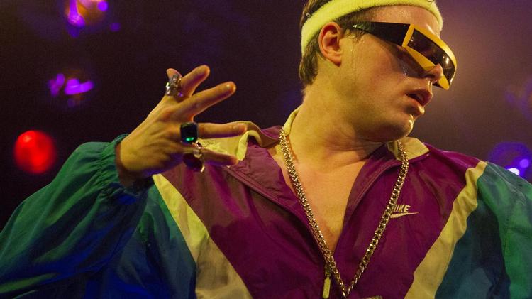 Den danske retro-rapper Marvelous Mosell er et herligt indslag, der kan få folket til at danse.   