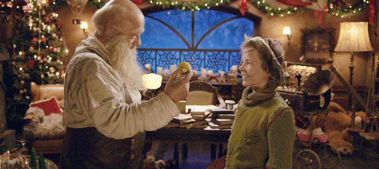 Julemanden Julius i norske ’Snefald’, der vises på DR, er en munter type. Her er han med Pil, julemandslærling in spe? 