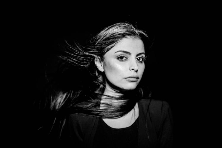 Sara Omar er – ligesom sin romans hovedperson Frmesk – født i 1986 i irakisk Kurdistan. Hun kom til Danmark som 15-årig efter familiesammenføring. 