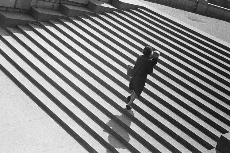 ’Trappetrin’ fra 1930 genkalder med sine skarpe skygger trappescenen i Sergej Eisensteins 1925-film ’Panserkrydseren Potemkin’ om en optakt til den russiske revolution. 