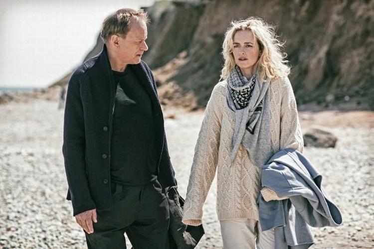 Stellan Skarsgaard spiller forfatteren Max Zorn, som har en affære med Rebecca spillet af Nina Hoss.  