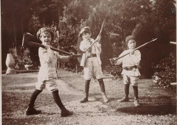 Figuren Peter Pan spejler sig på mange måder i sin skabers vej til at blive voksen.  