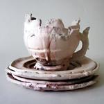 Keramikeren Charlotte Overgaard Christensen kalder sine marengslignende kopper 'Hverdagskopper’. Foto  Ann Linnemann